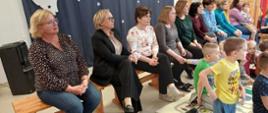 Nauczycielki i dyrekcja w trakcie oglądania spektaklu