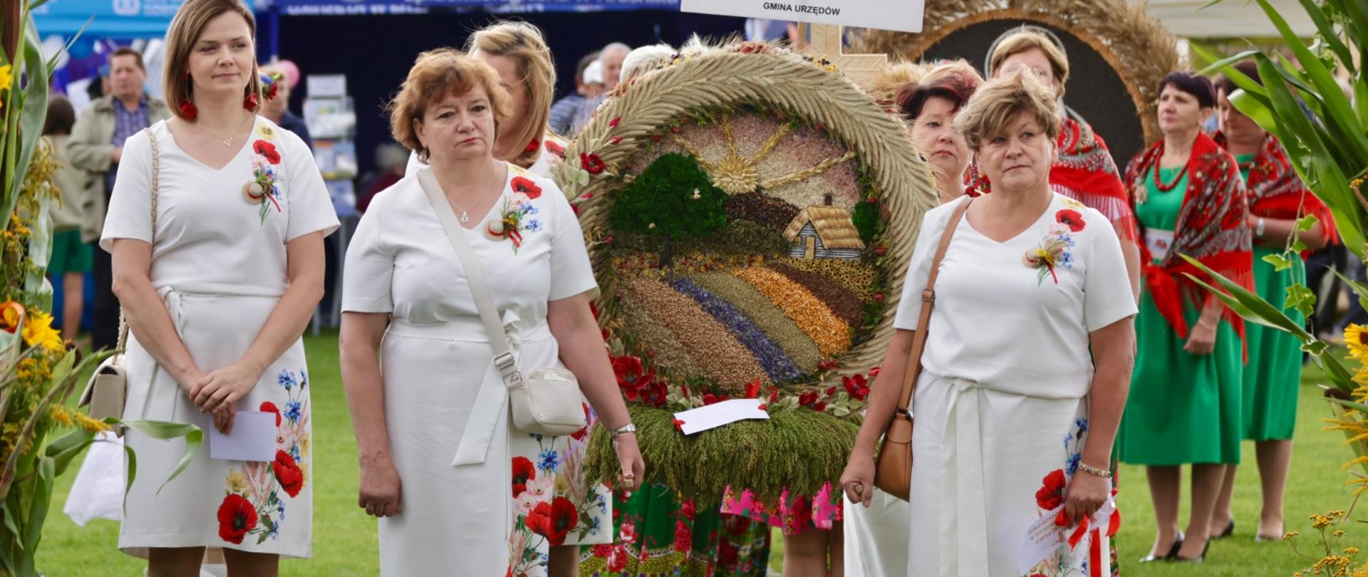 Na zdjęciu zwycięski wieniec w kategorii wieniec współczesny niesione przez panie z Koła Gospodyń Wiejskich w Łychowie Szlacheckim.