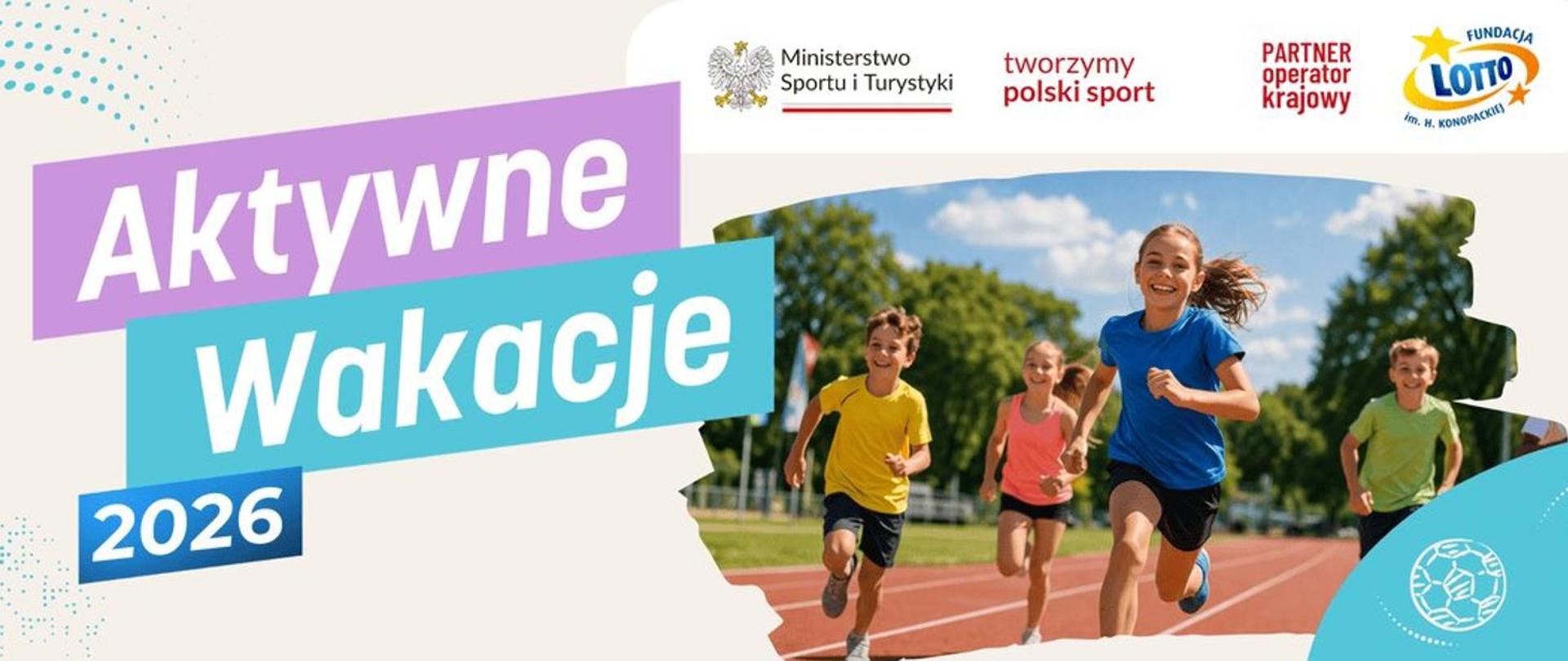 Jasny plakat, z napisem Aktywne Wakacje 2026, po prawej czwórka dzieci biegnących na boisku sportowym, w tle drzewa. Logotypy Ministerstwo Sportu i Turystyki, towarzyski polski sport, Fundacja Lotto.