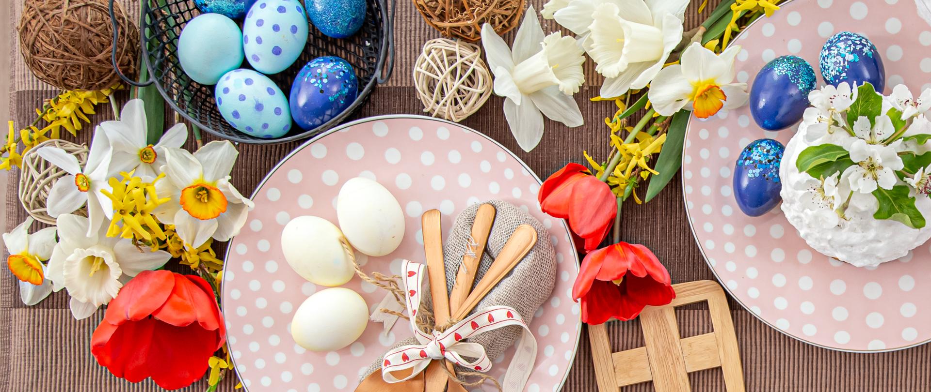 Świąteczny stół wielkanocny z domowym ciastem wielkanocnym, herbatą, kwiatami i miejscem na kopię szczegółów wystroju. Koncepcja uroczystości rodzinnych.