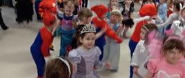 Dzieci w strojach karnawałowych podczas zabawy