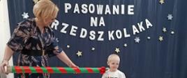 Pasowanie na przedszkolaka z udziałem dzieci i Pani Dyrektor.