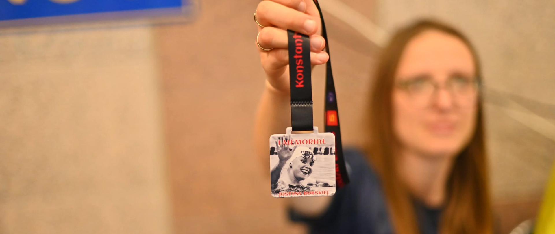 medal ze zdjęciem Justyny Burskiej