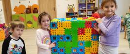 Dzieci pozują z klockami