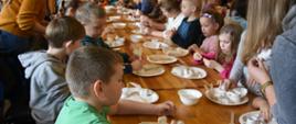 Pierwszy dzień „Ferii z wyobraźnią” -dzieci rzeźbiące w glinie