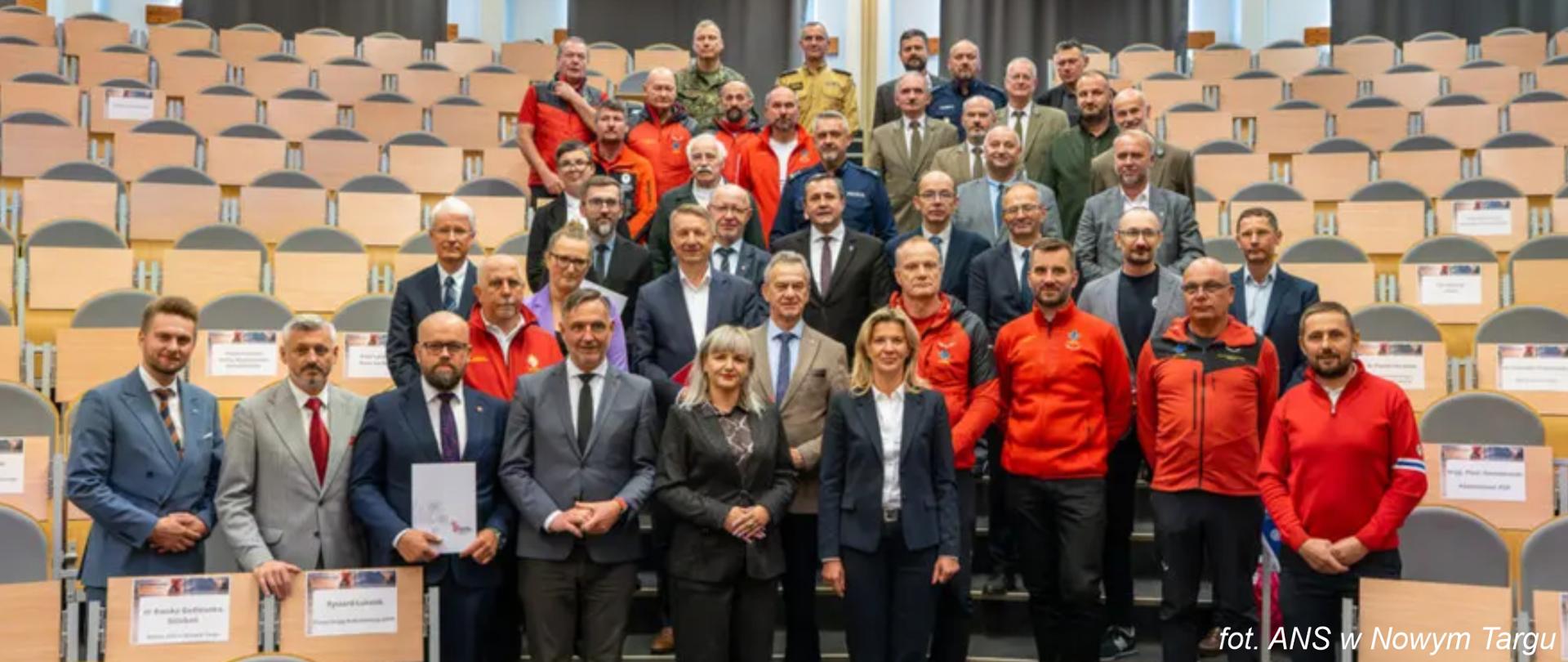 Grupa osób pozujących do zdjęcia.
