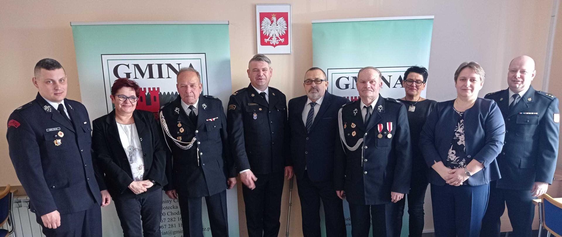 Strażacy Ochotniczej Straży Pożarnej Gminy Chodzież z władzami