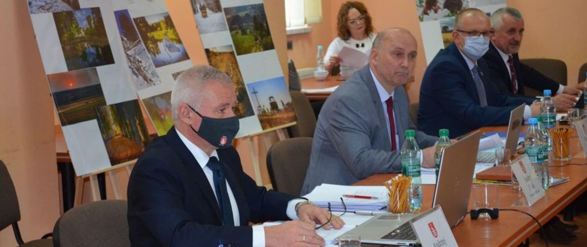 Zdjęcie zrobione podczas sesji Rady Powiatu w Kraśniku. Na zdjęciu są Starosta Kraśnicki Andrzej Rolla, członek Zarządu Powiatu w Kraśniku Roman Bijak, Radni Rady Powiatu w Kraśniku Marek Kołtun i Henryk Flis. 
