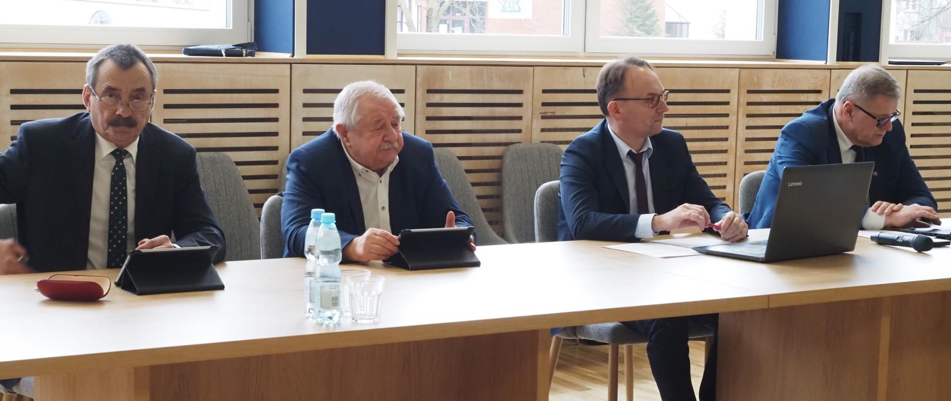 Zarząd Powiatu w Bielsku Podlaskim. Od prawej: starosta bielski Sławomir Jerzy Snarski, wicestarosta Piotr Bożko, Bazyli Leszczyński oraz Zbigniew Jan Szpakowski.
