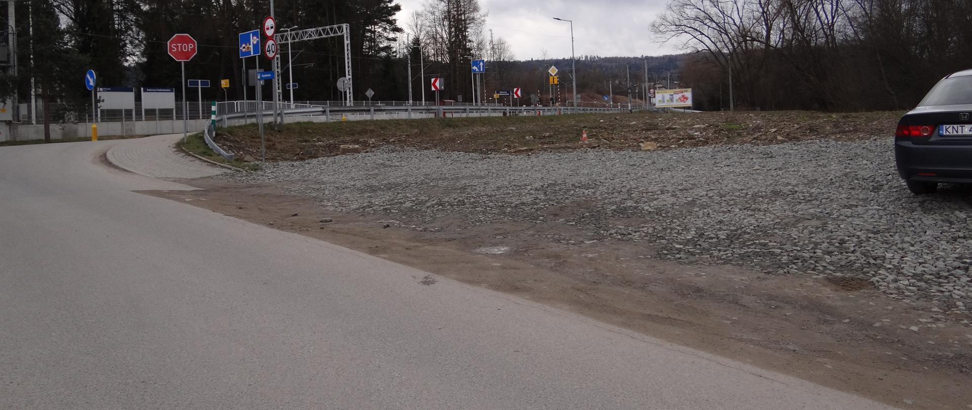  Zdjęcie przedstawiające prace niwelacyjne na placu gminnym przy stacji PKP w miejscowości Rokiciny Podhalańskie.