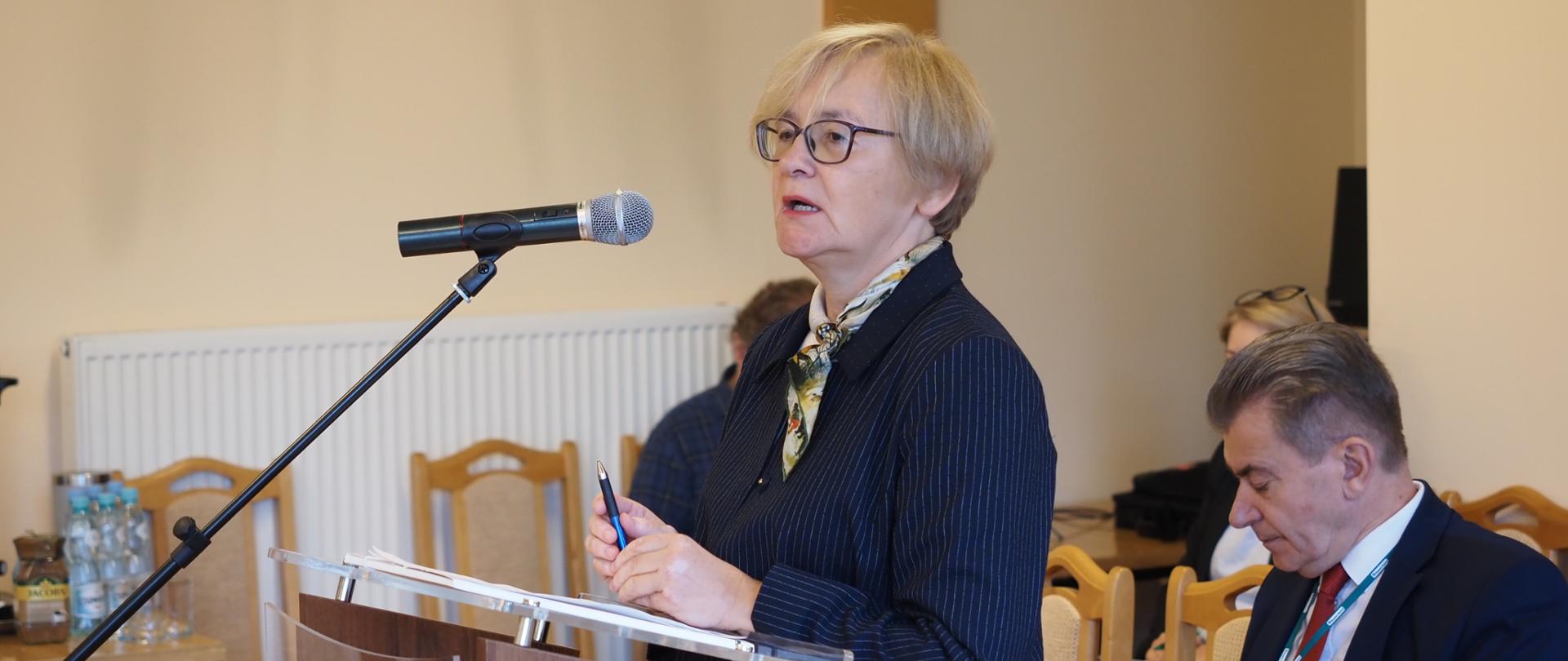 Dyrektor Powiatowego Urzędu Pracy w Bielsku Podlaskim Beata Dawidziuk podczas XXXIV sesji Rady Powiatu
