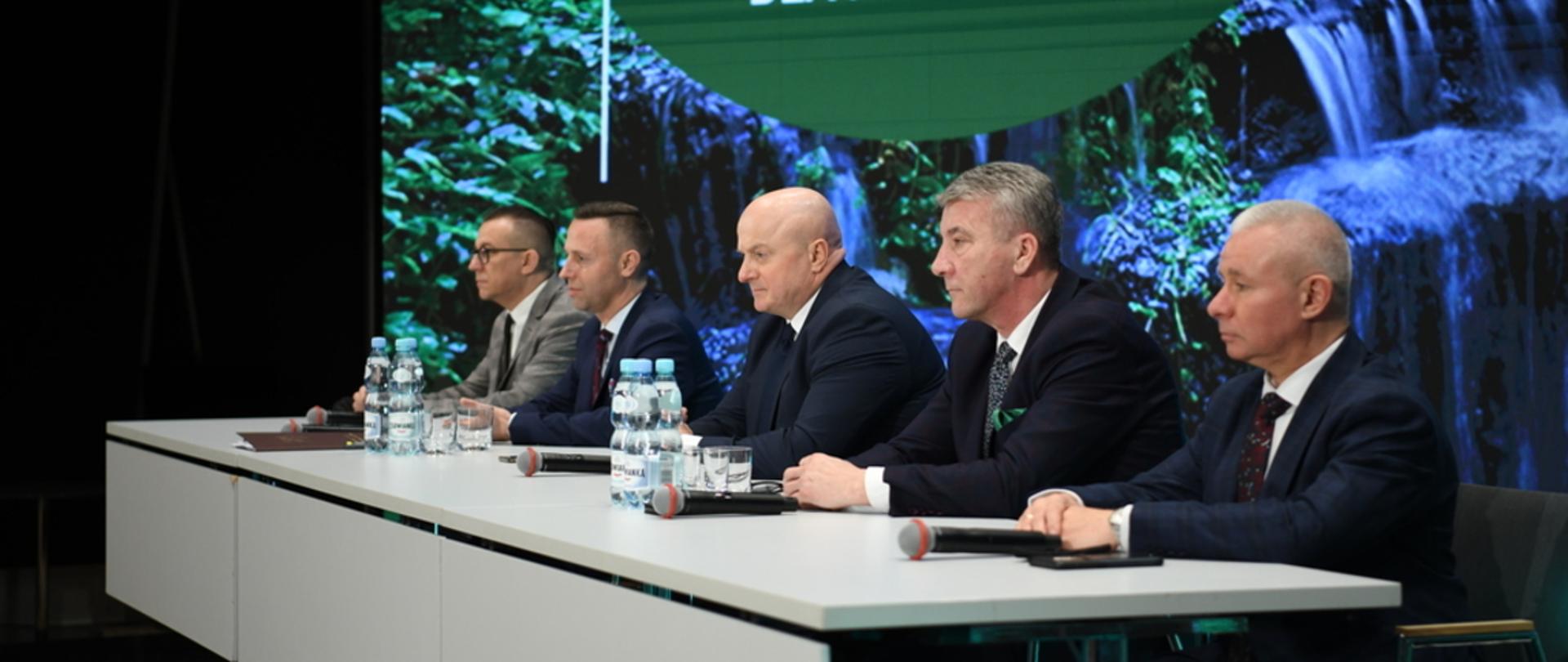 Przy stole prezydialnym zasiadają od prawej strony Starosta Kraśnicki Andrzej Rolla, Burmistrz Tomaszowa Lubelskiego Wojciech Żukowski, Marszałek Województwa Lubelskiego Jarosław Stawiarski, Wicemarszałka Województwa Lubelskiego Michał Mulawa, , Prezydenta Miasta Zamość Andrzej Wnuk.