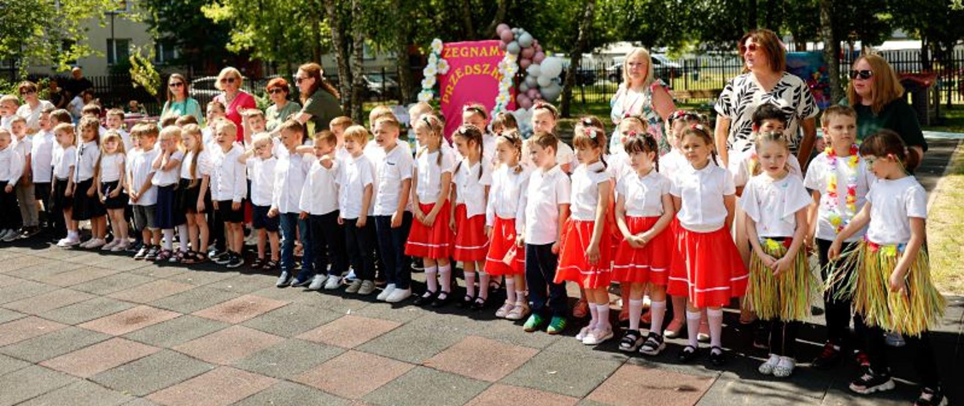 Dzieci i nauczycielki pozują do zdjęcia