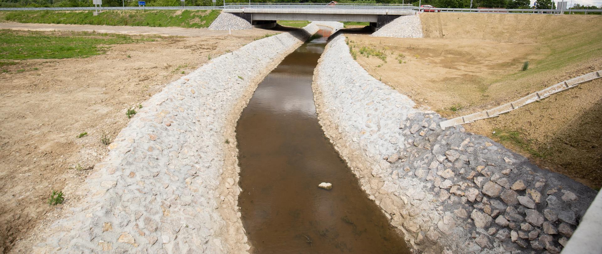 Oczyszczalnia ścieków. w tle autostrada.