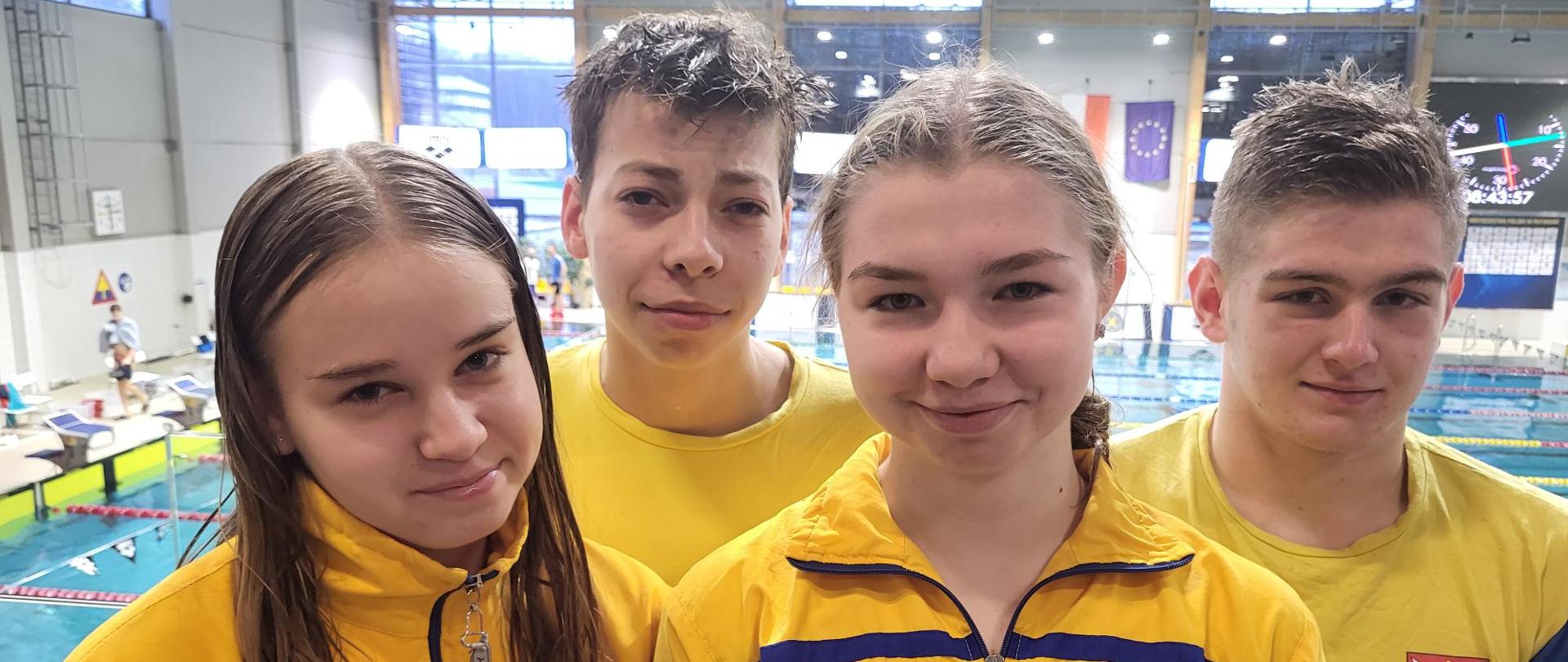 4-osobowa reprezentacja Uczniowskiego Klubu Pływackiego "Fala" Kraśnik na Zimowych Mistrzostwach Polski Juniorów 15 lat