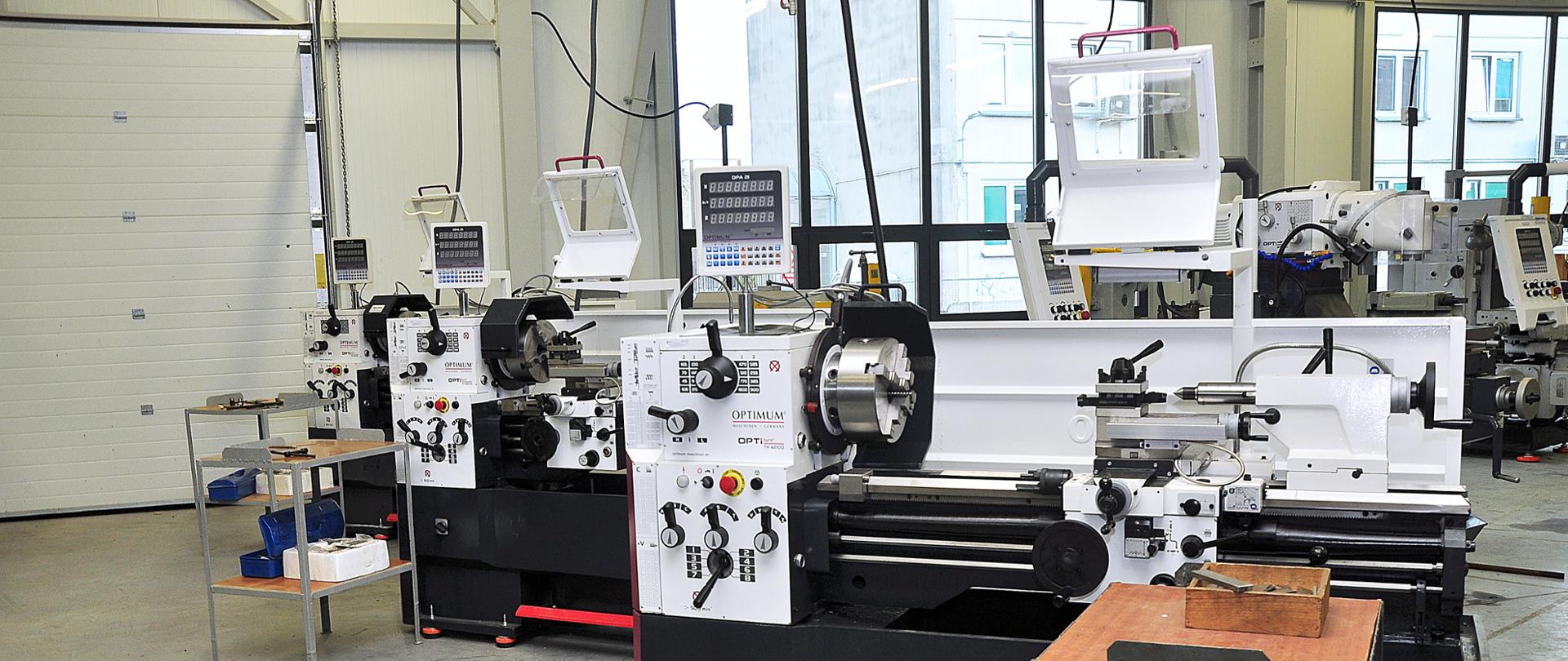 Zdjęcie przedstawia nowoczesne maszyny przeznaczone do obróbki mechanicznej materiałów. 