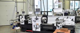 Zdjęcie przedstawia nowoczesne maszyny przeznaczone do obróbki mechanicznej materiałów.