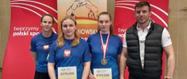 Trzyosobowa żeńska reprezentacja Ludowego Uczniowskiego Klubu Sportowego "Suples" w Kraśniku. Od prawej strony stoją: trener Damian Jakóbczyk, Agnieszka Bryczek z dyplomem w ręku i brązowym medalem na szyi, Julia Partyka z dyplom w rękach i Oliwia Torba