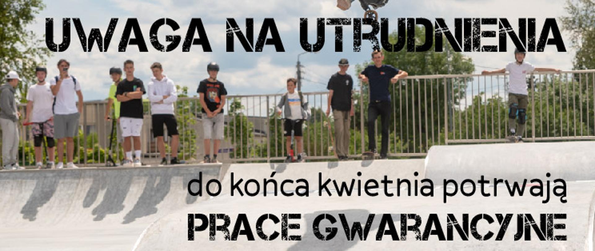 Młodzież na skateparku, napis Uwaga na utrudnienia. Do końca kwietnia potrwają prace gwarancyjne