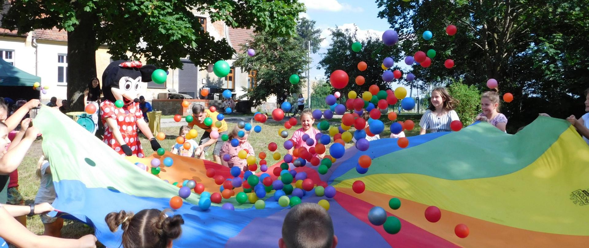 Dzieci zabawa piłeczkami