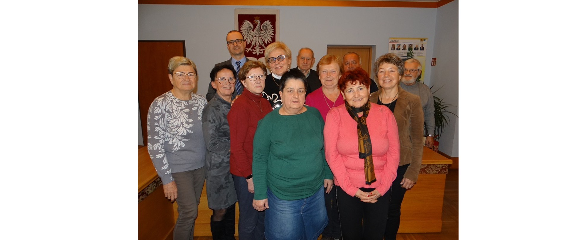 Nowo wybrana Rada Seniorów Gminy Hażlach z wójtem Grzegorzem Sikorskim. Osoby widoczne na zdjęciu pozują w sali sesyjnej Urzędu Gminy Hażlach