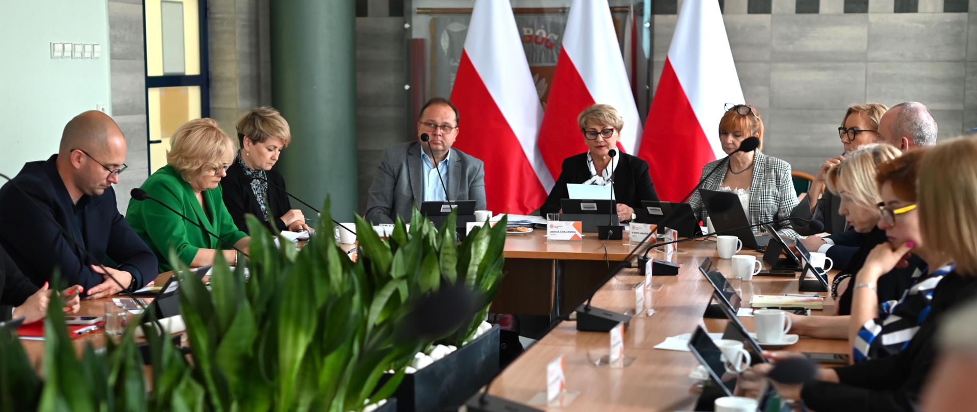 Radni na sali obrad podczas XI Sesji Rady Miejskiej w Konstantynowie Łódzkim