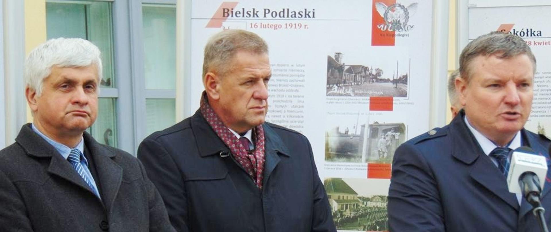 Wojewoda podlaski Bohdan Paszkowski, starosta bielski Sławomir Snarski oraz burmistrz miasta Jarosław Borowski na otwarciu wystawy „Wiele dróg – jeden cel. Ku Niepodległej”