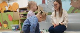 Zajęcia edukacyjne - dwie dziewczynki rozmawiają z edukatorką