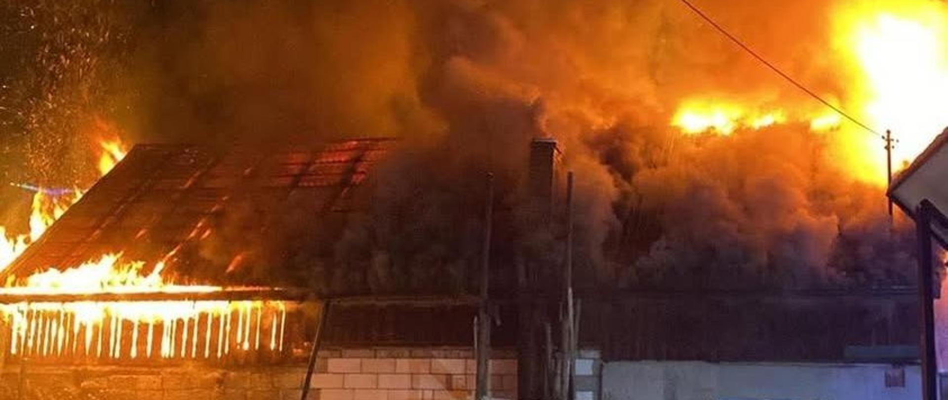 Pożar dachu w budynku