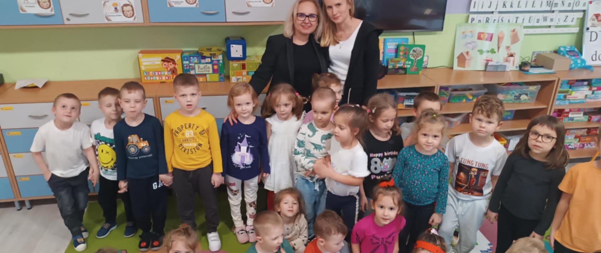 Dzieci, nauczycielka Justyna Moroz i Pani Dyrektor Dorota Ewelina Durzyńska pozują do zdjęcia
