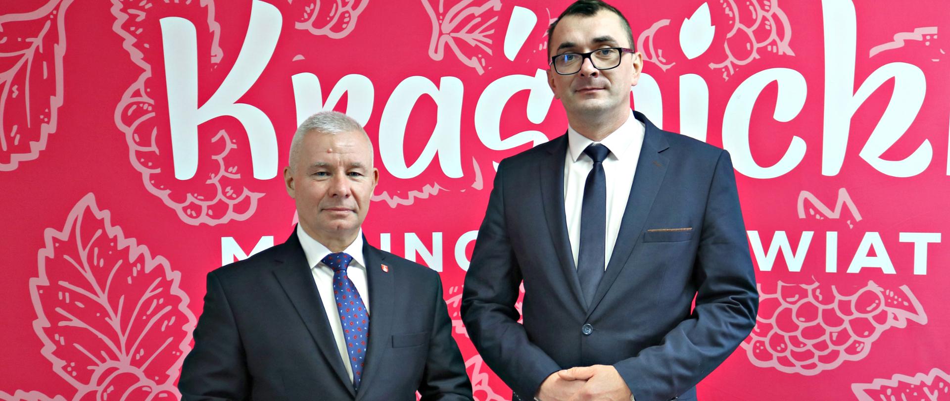 Zdjęcia przedstawia Starostę Kraśnickiego Andrzeja Rollę oraz Wicestarostę Pawła Kudrela.