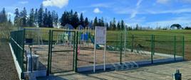 Zdjęcie przedstawiające nowy plac zabaw znajdujący się obok kościoła w miejscowości Bukowina -Osiedle.