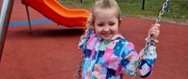 Dziewczynka na huśtawce