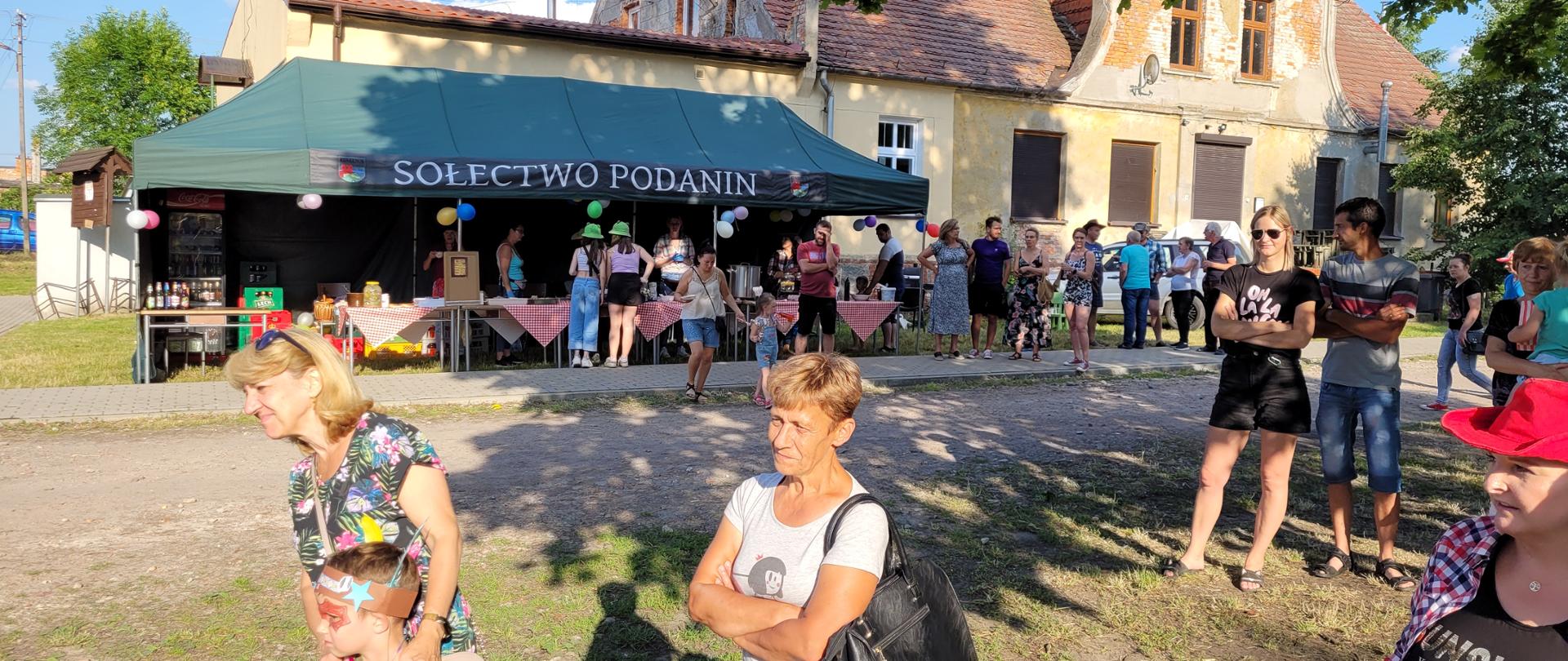 Uczestnicy pikniku i namiot sołectwa