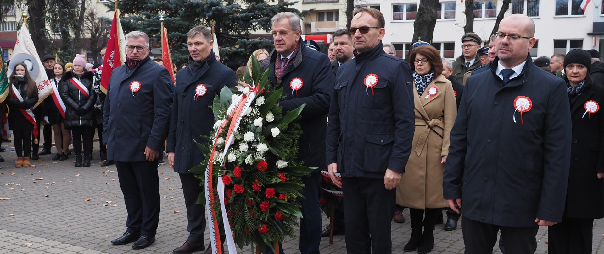 Narodowego Święta Niepodległości - wieniec pod pomnikiem Niepodległości Polski składają przedstawiciele władz Powiatu Bielskiego