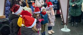 Dzieci występują uczestnikami Jarmarku