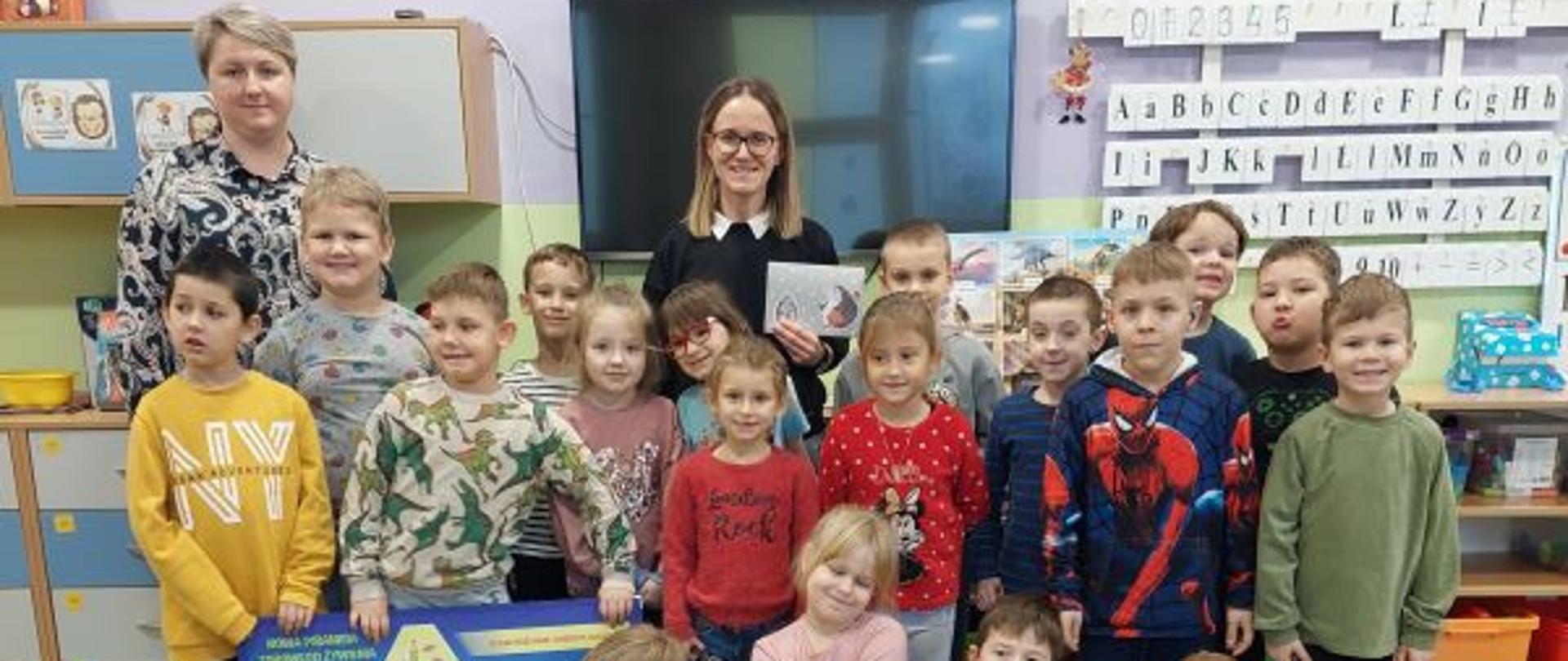 projekt edukacyjny ,, Zdrowe życie i pierwsza pomoc” - dzieci biorące udział w zajęciach pozują do wspólnego zdjęcia
