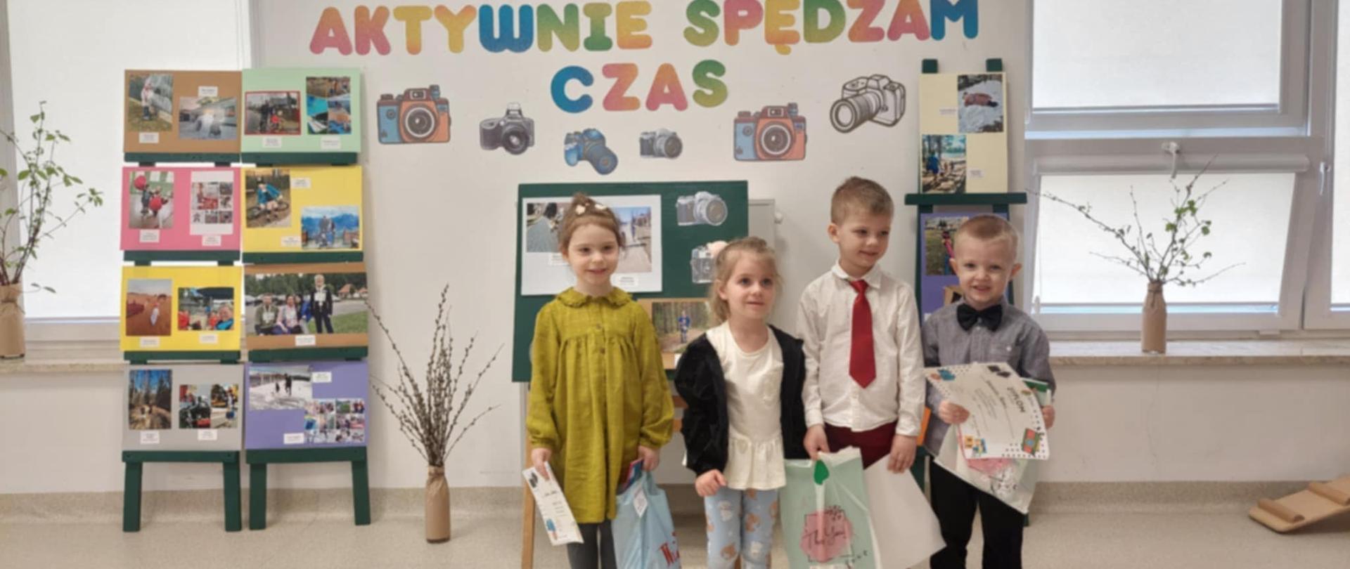 Laureaci konkursu fotograficznego pozują do zdjęcia z nagrodami