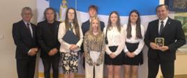 Uczniowie ze szkoły w Sieniawie wspólnie z p. dyrektor, panem wójtem, zastępcą wójta na sali obsługi klienta w Urzędzie Gminy.