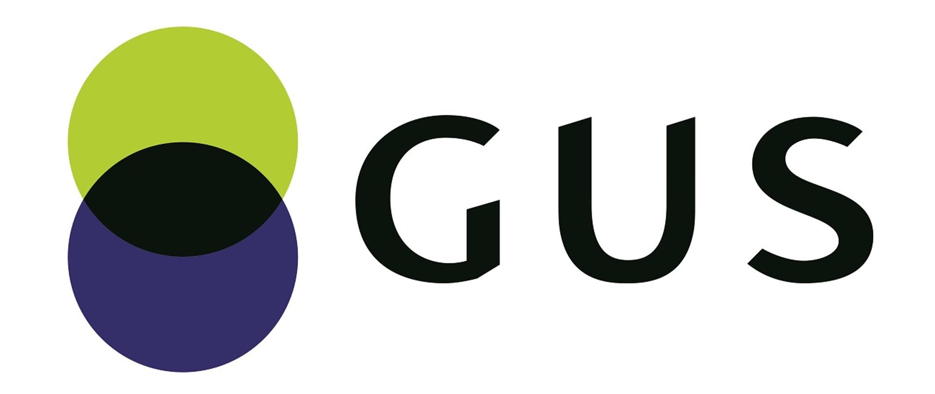 Logo Głównego Urzędu Statystycznego. Zachodzące na siebie w układzie pionowym koło żółte i niebieskie z częścią wspólną w kolorze czarnym. Z prawej strony napis GUS w kolorze czarnym.