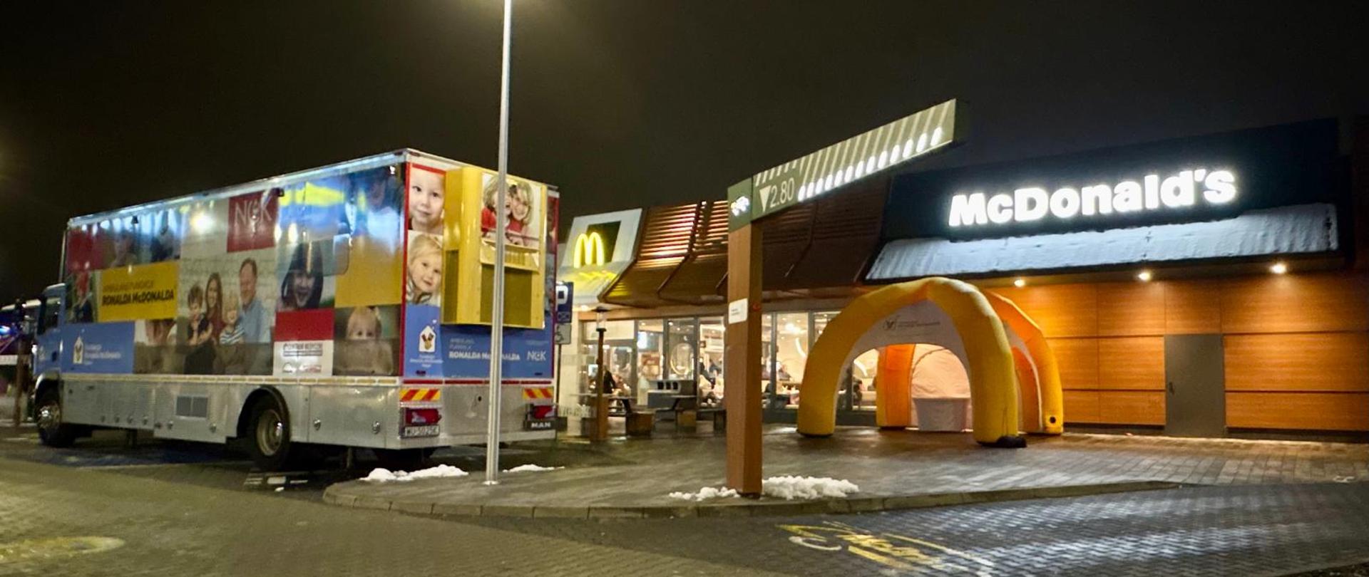 Ambulans medyczny Fundacji Ronalda McDonalda, przygotowany specjalnie z myślą o programie badań ultrasonograficznych małych pacjentów.