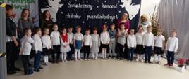 Występujące dzieci wraz z nauczycielkami