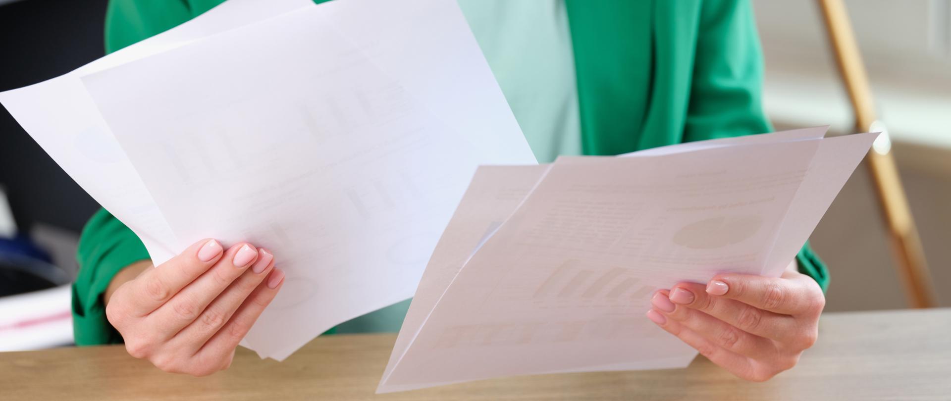 Zbliżenie kobiety trzymającej dokumenty finansowe z wykresami