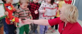 Dyrektor Przedszkola gratuluje przedszkolakom, które wzięły udział w inincjatywie