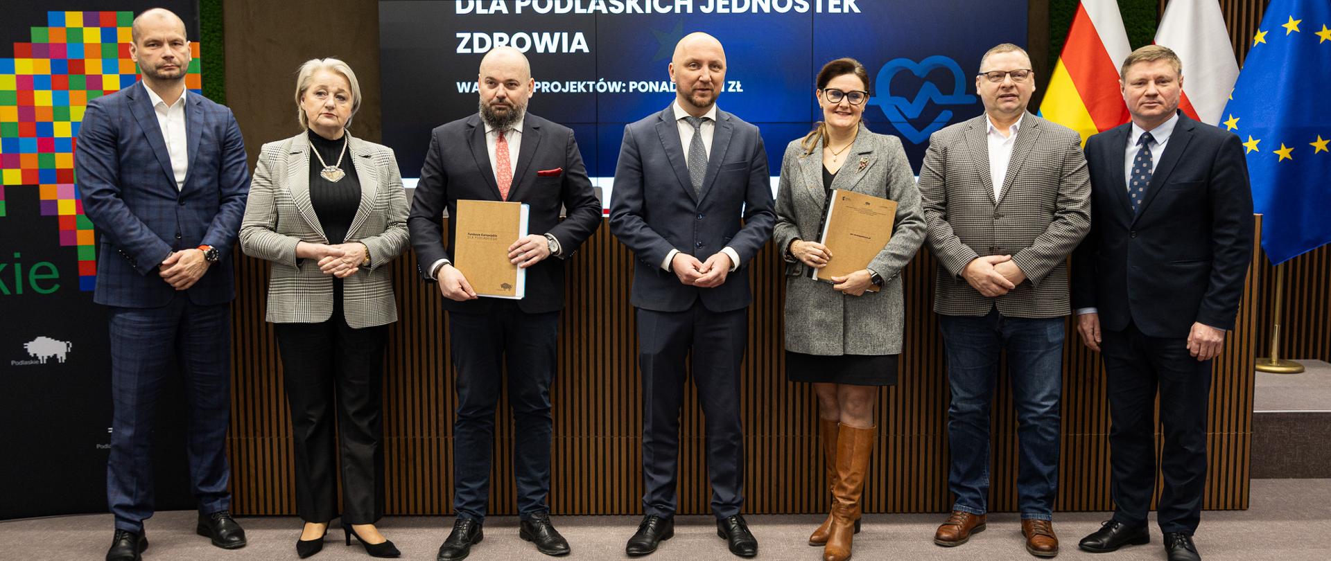 Dyrektor SPZOZ w Bielsku Podlaskim Piotr Selwesiuk podpisał umowę zawartą z z Zarządem Województwa Podlaskiego na dofinansowanie modernizacji poradni szpitalnych (fot. www.podlaskie.eu) 