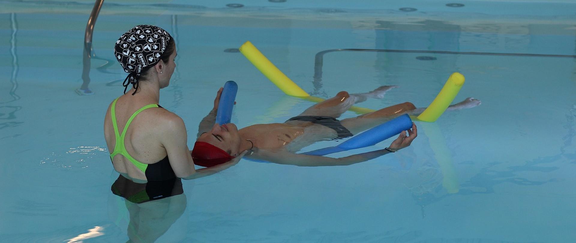 Zajęcia rehabilitacyjne na basenie - zdjęcie ilustracyjne