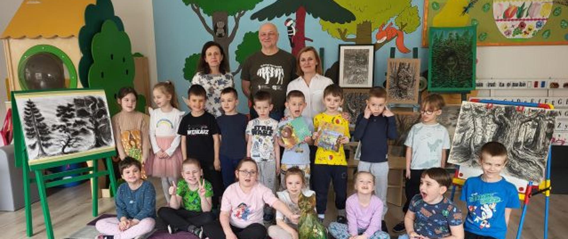 Wspólne zdjęcie dzieci z artystą Jerzym Iwacikiem