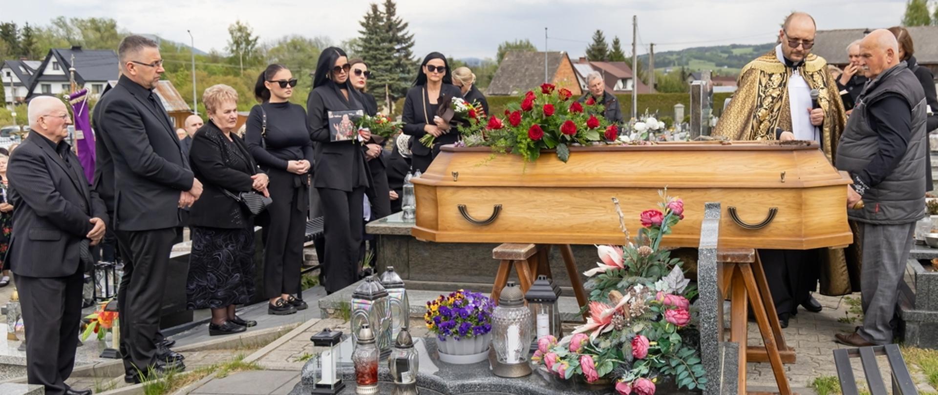 Ostatnia nuta dla Cesarzowej Góralskiej Poezji. Na zdjęciu trumna z wiązankami, a wokół widać ludzi modlących się 