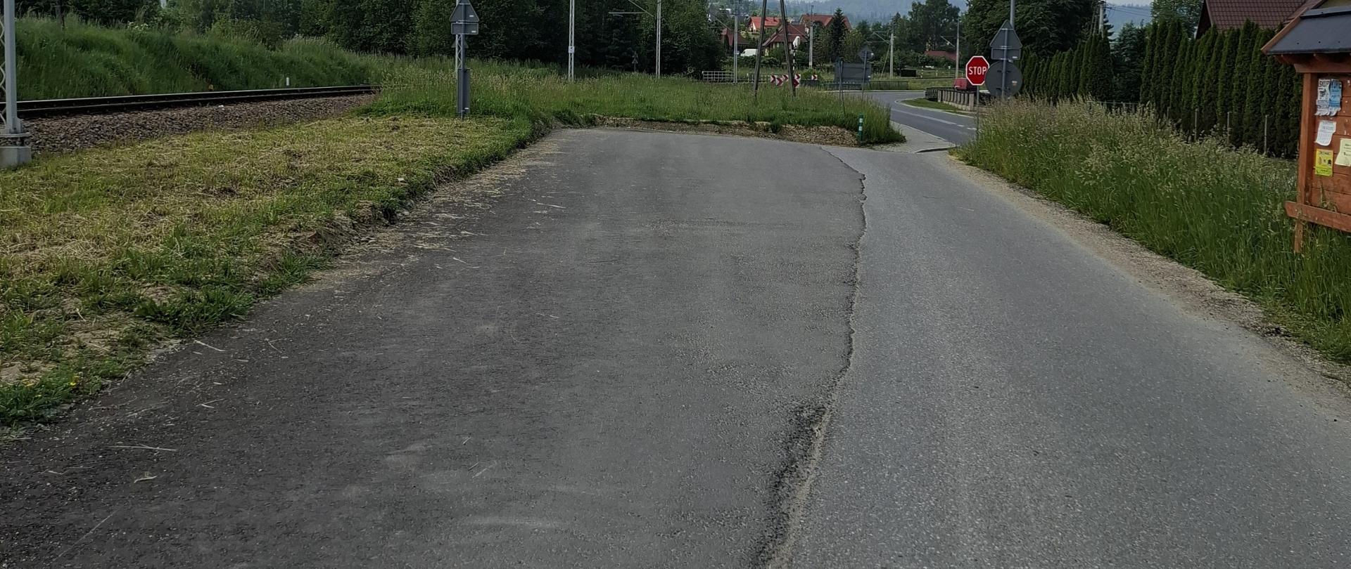 Zdjęcie przedstawia utwardzoną i położoną nawierzchnie asfaltową na działce 616 w Rokicinach Podhalańskich