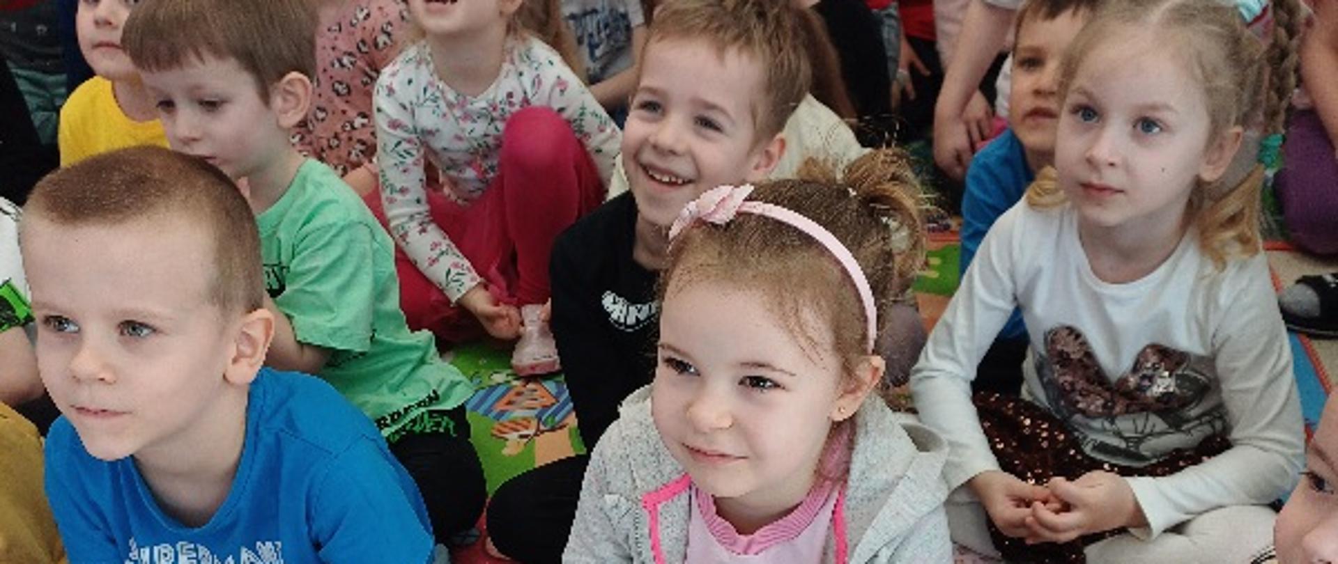 Dzieci obserwujące aktorów